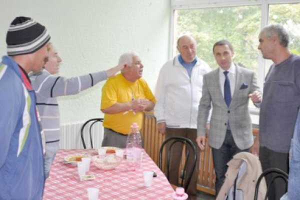 Primarul Mangaliei, alături de pensionari de Ziua Persoanelor Vârstnice: 
